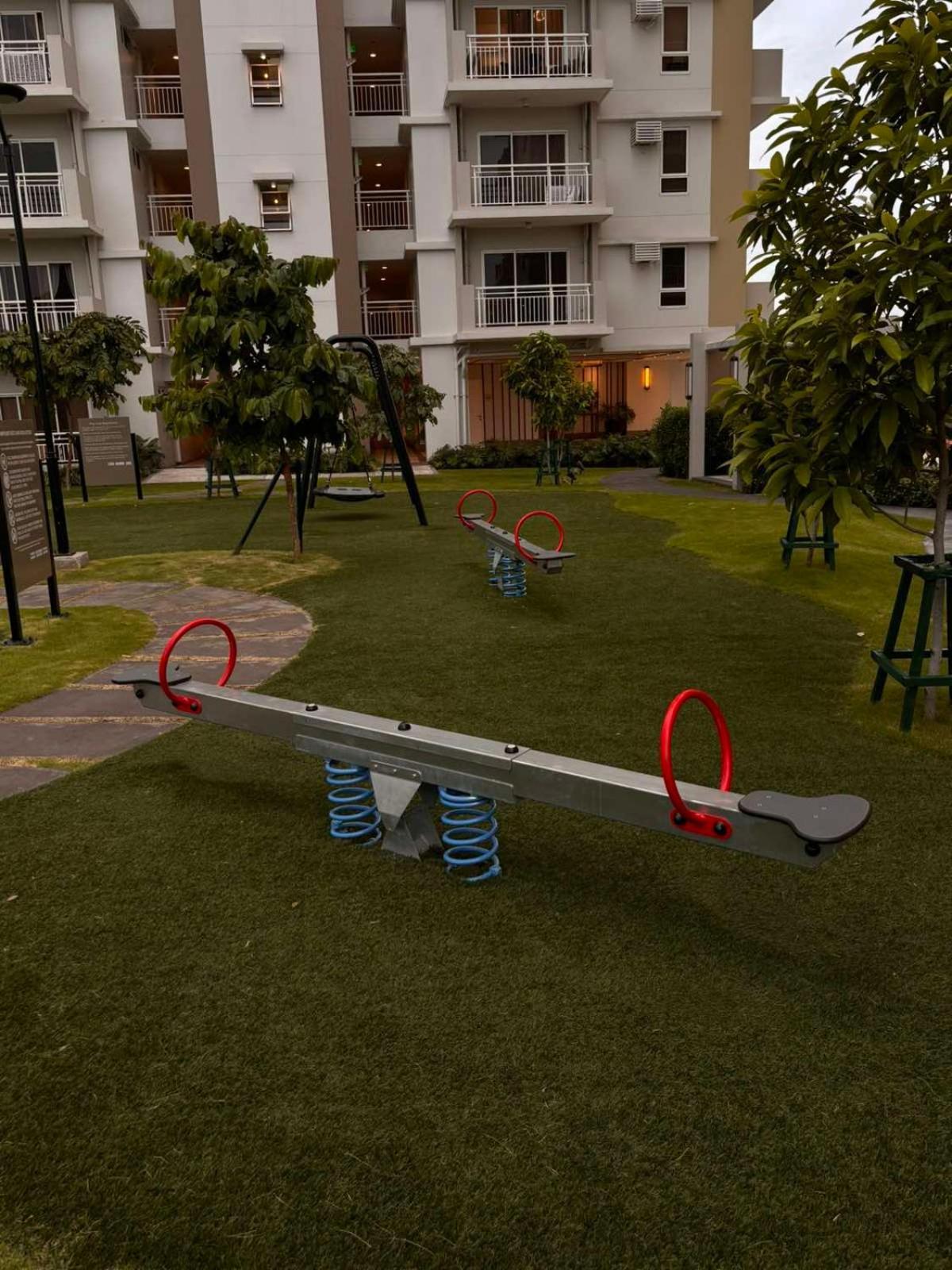 Paranaque City 2 Bedroom Condo Unit Near Sm Bf & Naia At The Atherton By Dmci With 2 Balcony מראה חיצוני תמונה