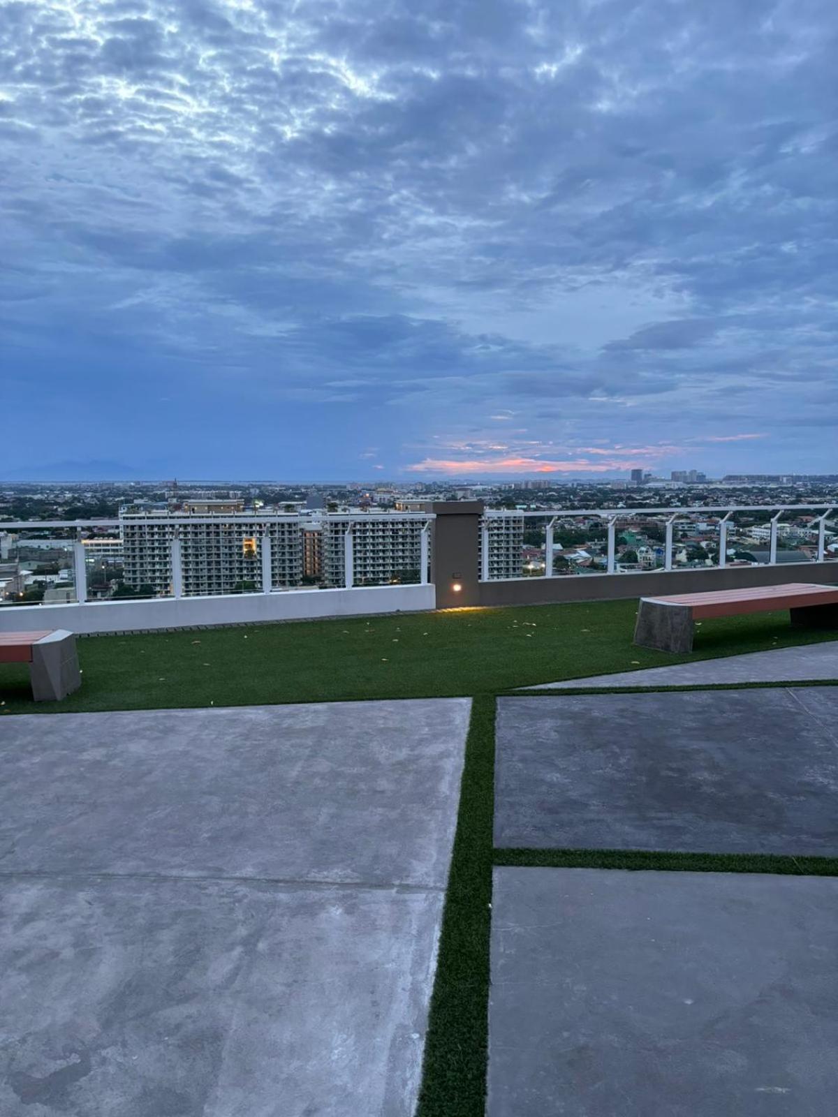 Paranaque City 2 Bedroom Condo Unit Near Sm Bf & Naia At The Atherton By Dmci With 2 Balcony מראה חיצוני תמונה